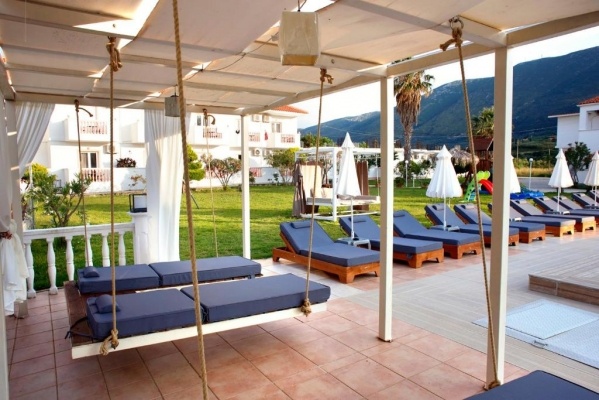 Akis apartmanház, repülővel