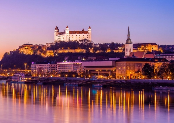 ADVENTI DÍSZBEN PRÁGA, ČESKY KRUMLOV ÉS POZSONY - Telč és Hluboká várkastélya, esti hajózás a Moldván vacsorával ***