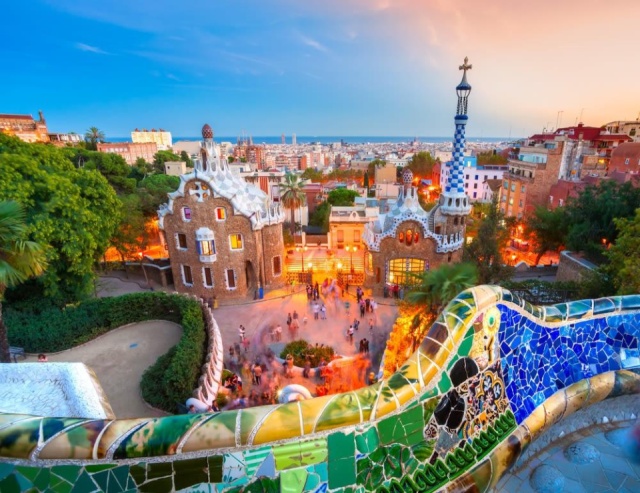 BARCELONA - Gaudi remekművek Ünnepi fényekben