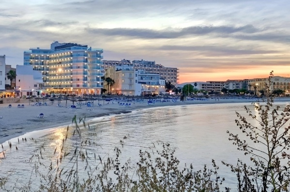 UNIVERSAL PERLA  ****