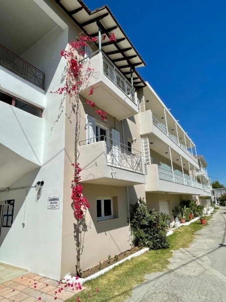 Gardenia apartmanház, repülővel