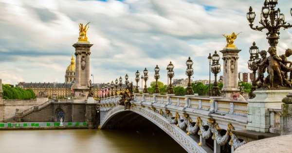 Literatúra Párizs, repülővel