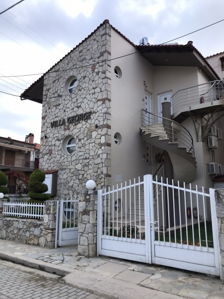 Jorgos Apartmanház, busszal