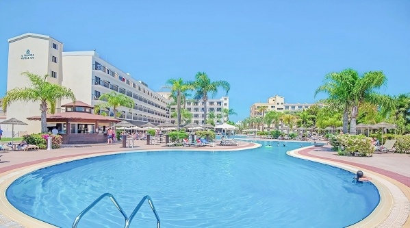 TSOKKOS GARDENS ****