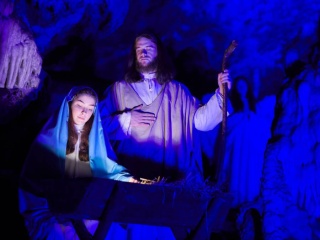 Téli varázslat Szlovéniában, élő Betlehem a Postojnai cseppkőbarlangban