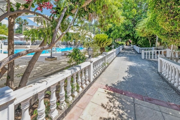 RIVERSIDE GARDEN RESORT ****