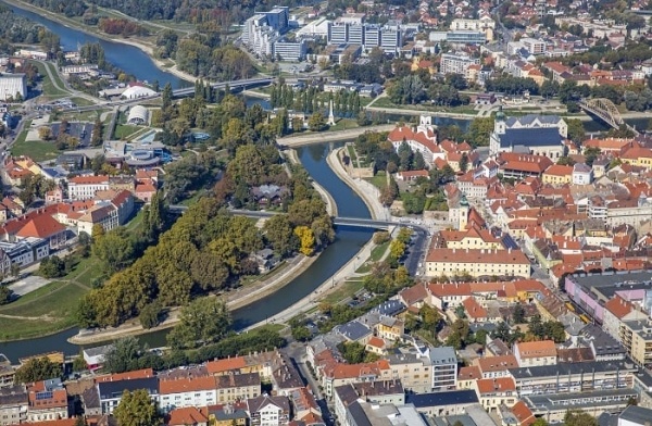 Eszterháza rózsái: látogatás a fertődi kastélyban és séta Győrben