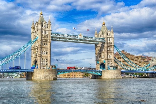 LONDON REPÜLŐVEL - Tower, Stonehenge és Salisbury. Hajóval a Temzén