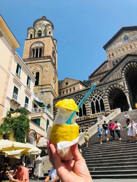 A VEZÚVTÓL AZ AMALFI PARTOKIG -REPÜLŐVEL - Duino kastélya, Caserta, Capri, Sorrento, Positano, Ravello, Ferrara ***