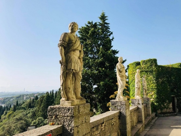 A VEZÚVTÓL AZ AMALFI PARTOKIG - Duino kastélya, Caserta, Capri, Sorrento, Positano, Ravello, Ferrara ***