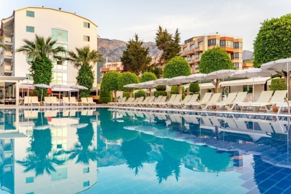 Armas Beach Hotel *****