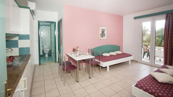 Theoni Apartments **, Görögország