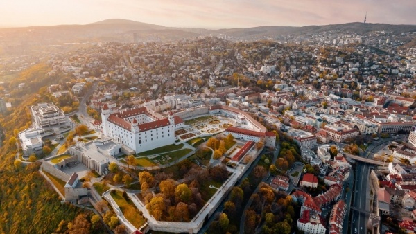 A történelmi Pozsony és hajókirándulás Bécsbe városnézéssel