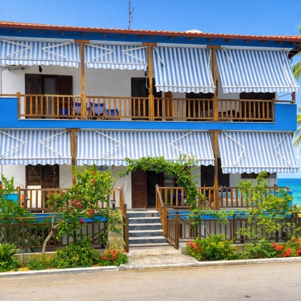 Mellos apartmanház, busszal