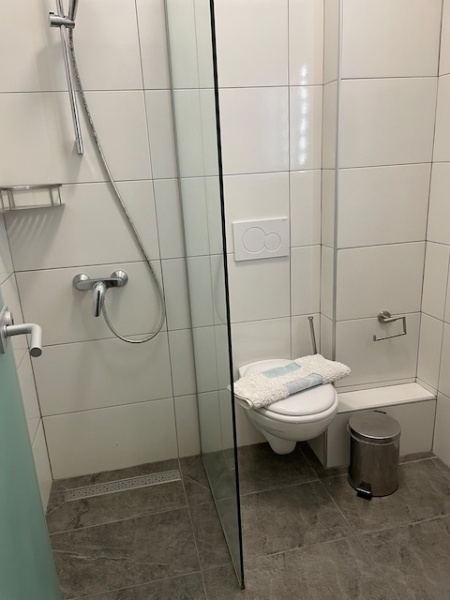 Mellos apartmanház, busszal