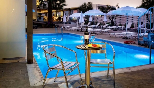 Pollis Hotel 4, Görögország