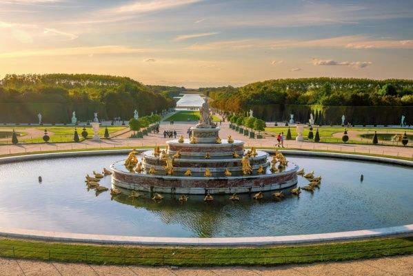 PÁRIZS - VERSAILLES ÉS A LOIRE-VÖLGYI KASTÉLYOK - UTAZÁS AUTÓBUSSZAL - FRANCIAORSZÁG