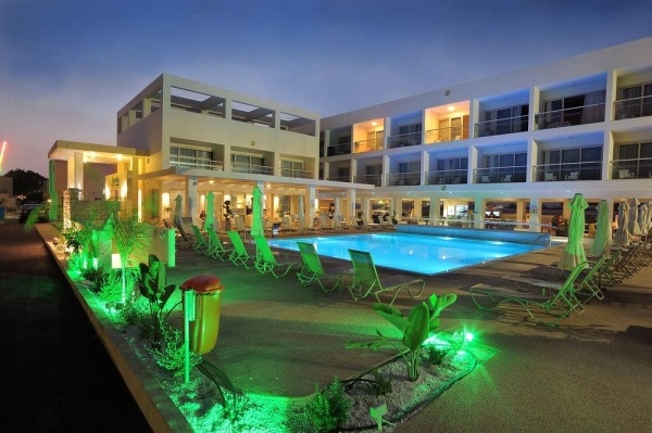Nelia Gardens Hotel ***